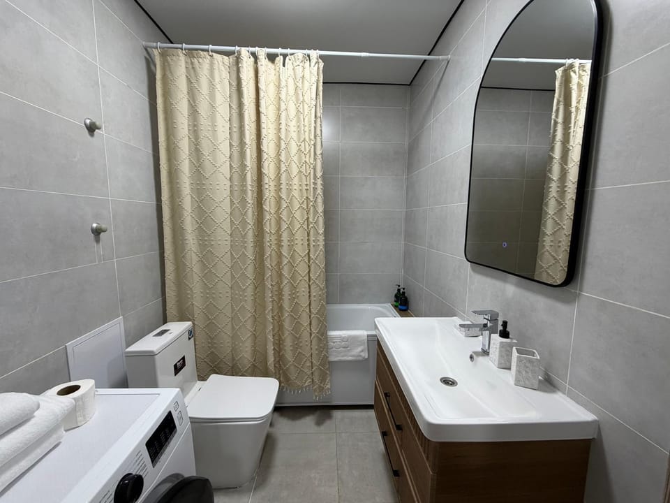 Shower, Toilet, Bathroom, Bath, towels, washing machine
