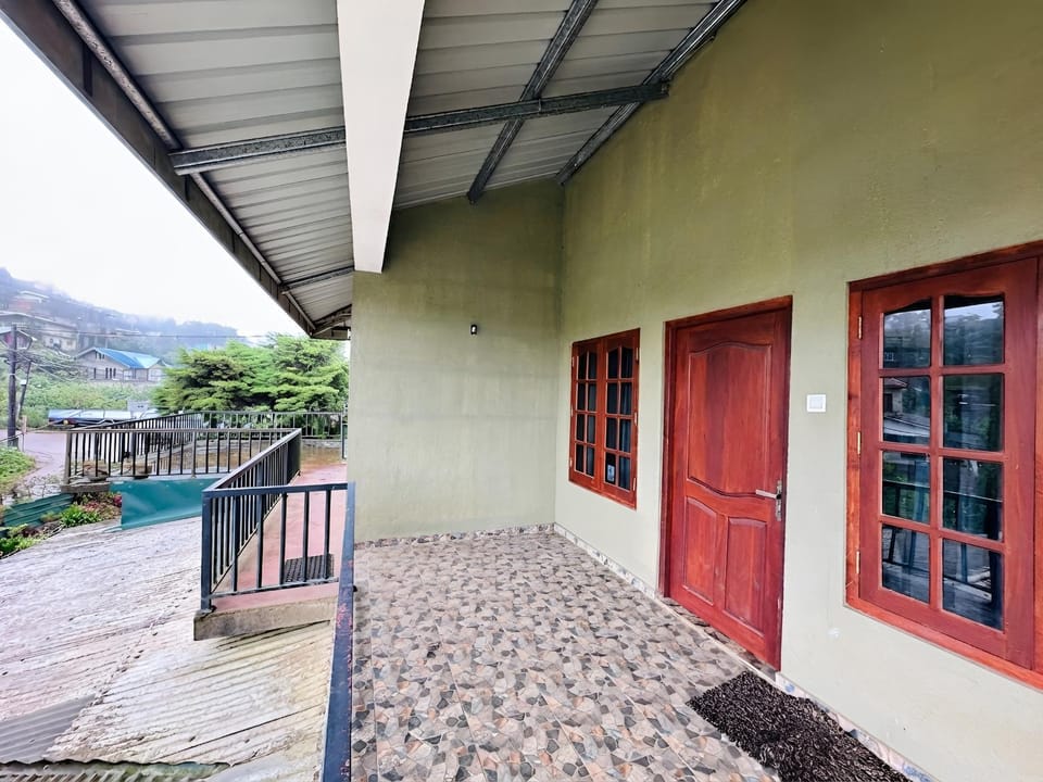 Property building, Day, Balcony/Terrace