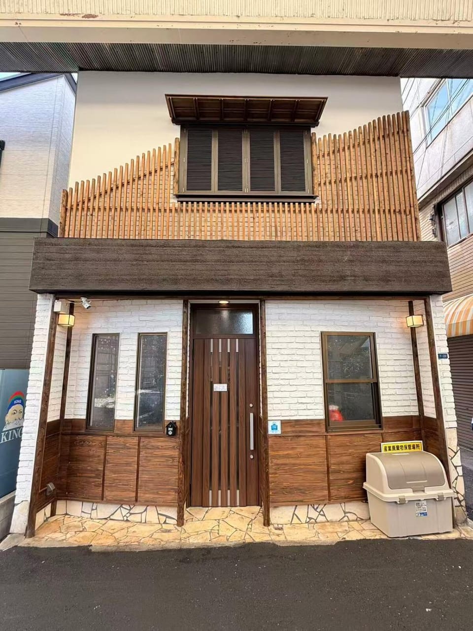 TSUKIMI Japanese-style residence with a warm wooden feel Sleeps 14 comfortably Great access to Namba and Shinsekai Villa in Osaka