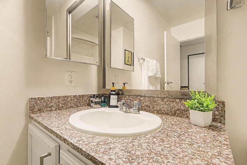 New Stylish Indy Apt -Perfect for Groups -3BR Apartment in Indianapolis