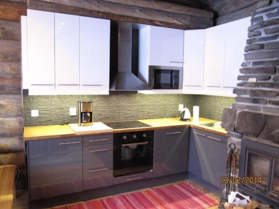 Kitchen or kitchenette, Dining area, stove