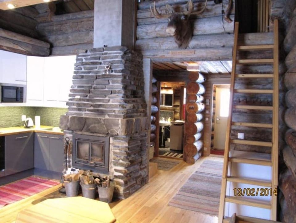 Kitchen or kitchenette, fireplace