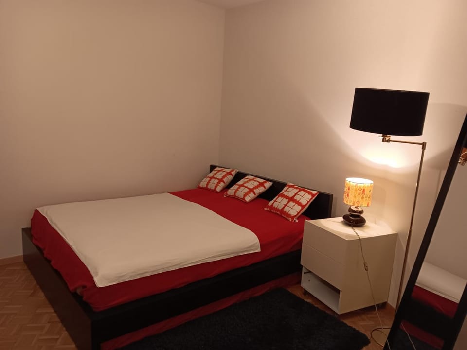 Short-term ApartHotel Large Suite 2-4 guests Bed and Breakfast in Geneva