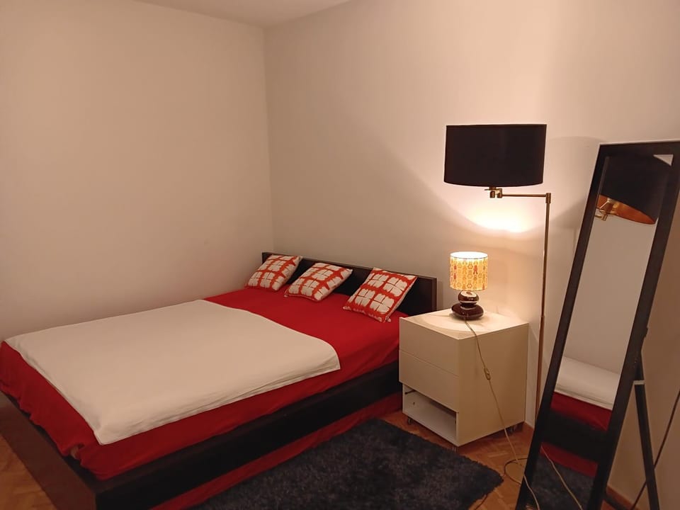 Short-term ApartHotel Large Suite 2-4 guests Bed and Breakfast in Geneva