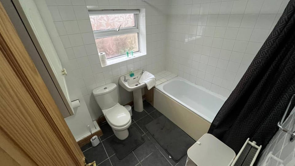 Apartment Sleeps 4 near Anfield Apartment in Liverpool