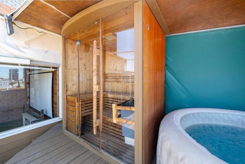 Hot Tub, Sauna