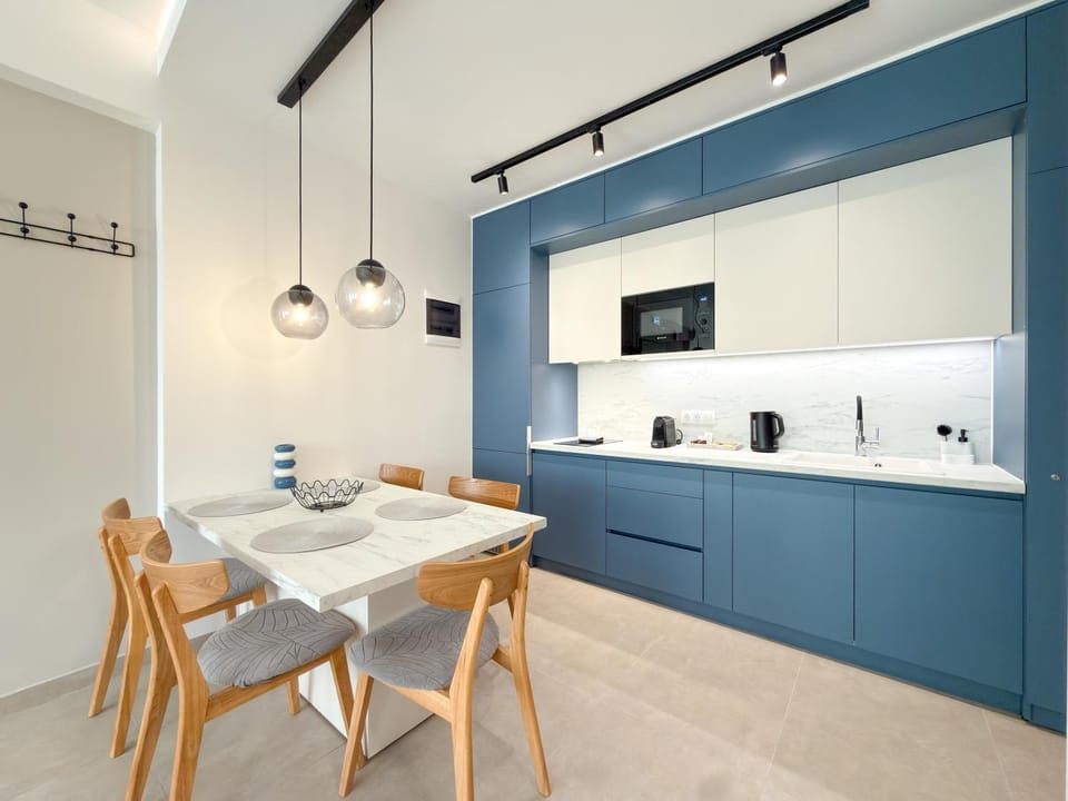 Coffee/tea facilities, Dining area, internet, microwave, stove, kitchen, air conditioner
