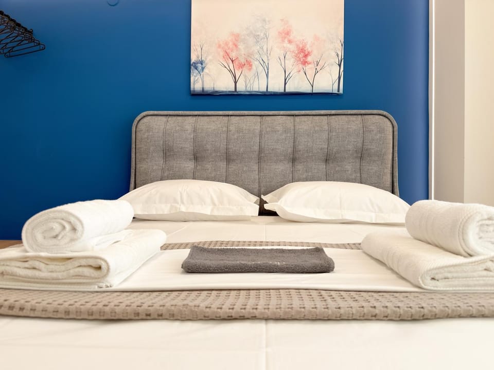 Bed, Photo of the whole room, Bedroom, internet, towels, air conditioner