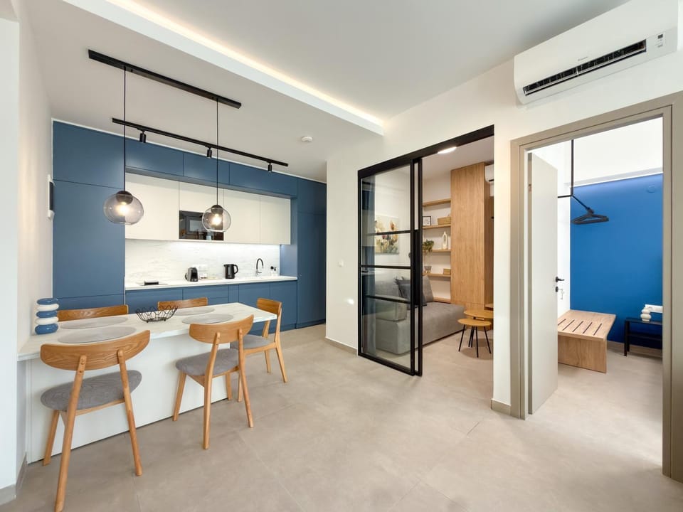 Coffee/tea facilities, Dining area, internet, microwave, stove, kitchen, air conditioner