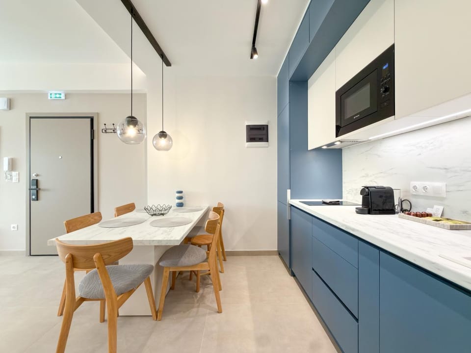 Coffee/tea facilities, Dining area, internet, microwave, stove, kitchen, air conditioner