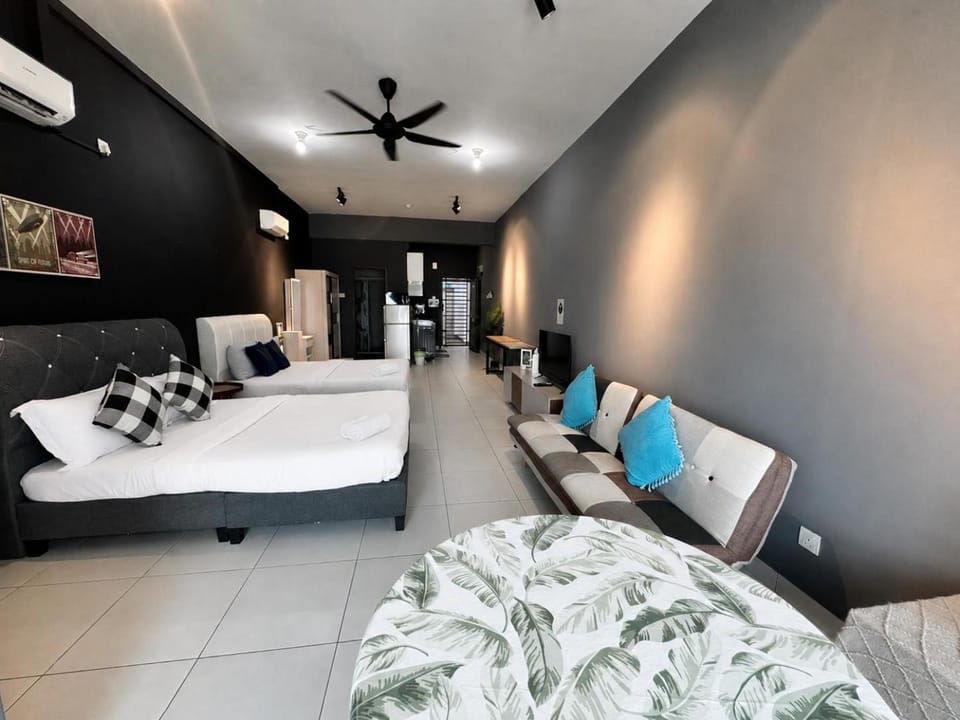 Bed, TV and multimedia, Seating area, Bedroom