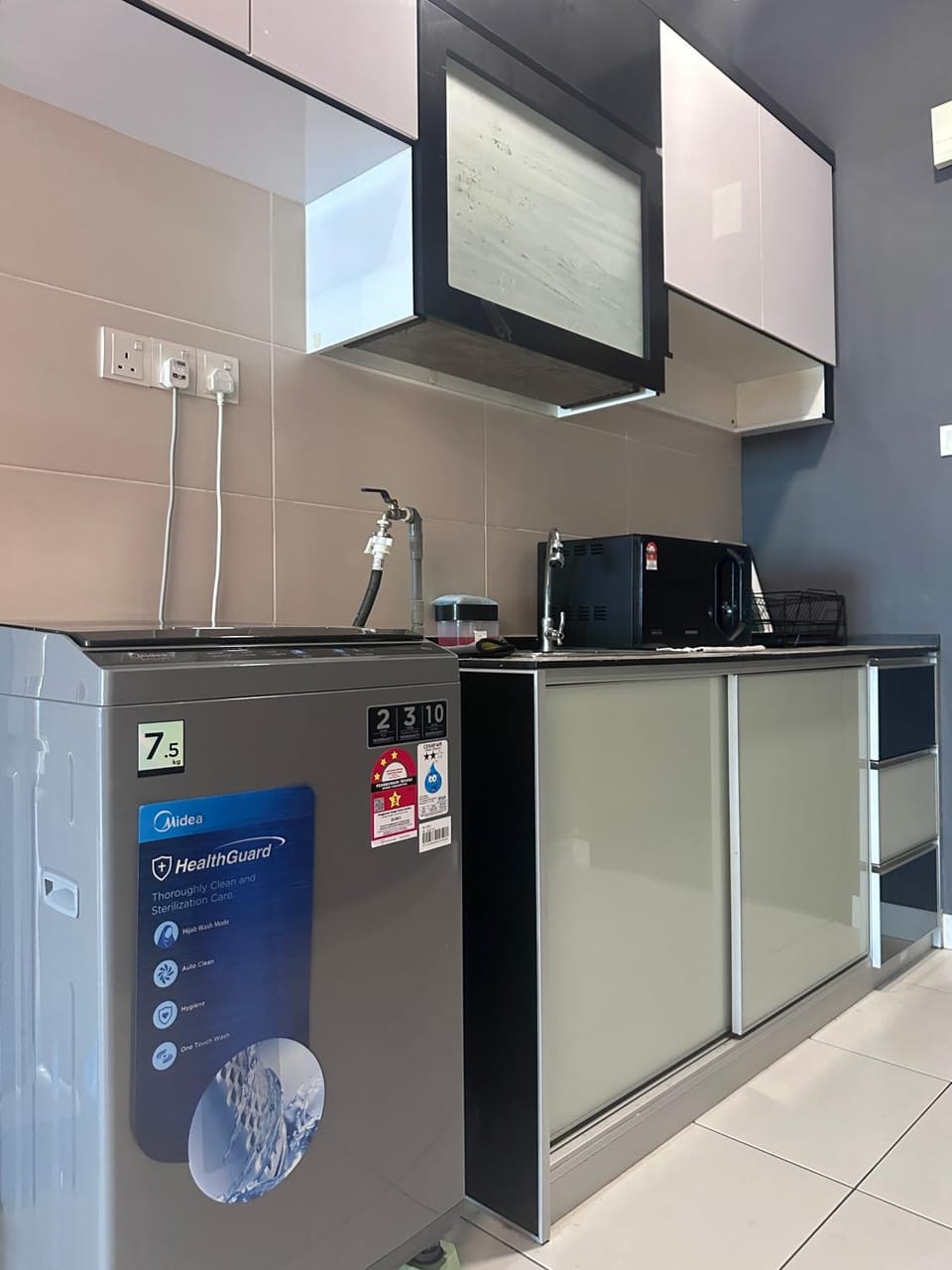 Kitchen or kitchenette, microwave, washing machine