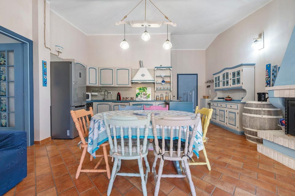 Property building, Kitchen or kitchenette, Living room