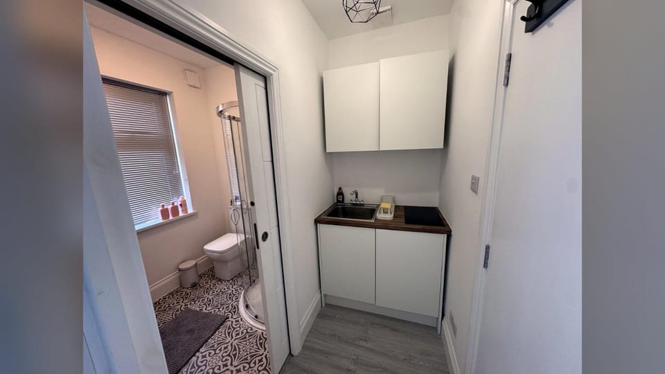 Light Filled First Floor Studio with Bay Window Apartment in London Borough of Southwark