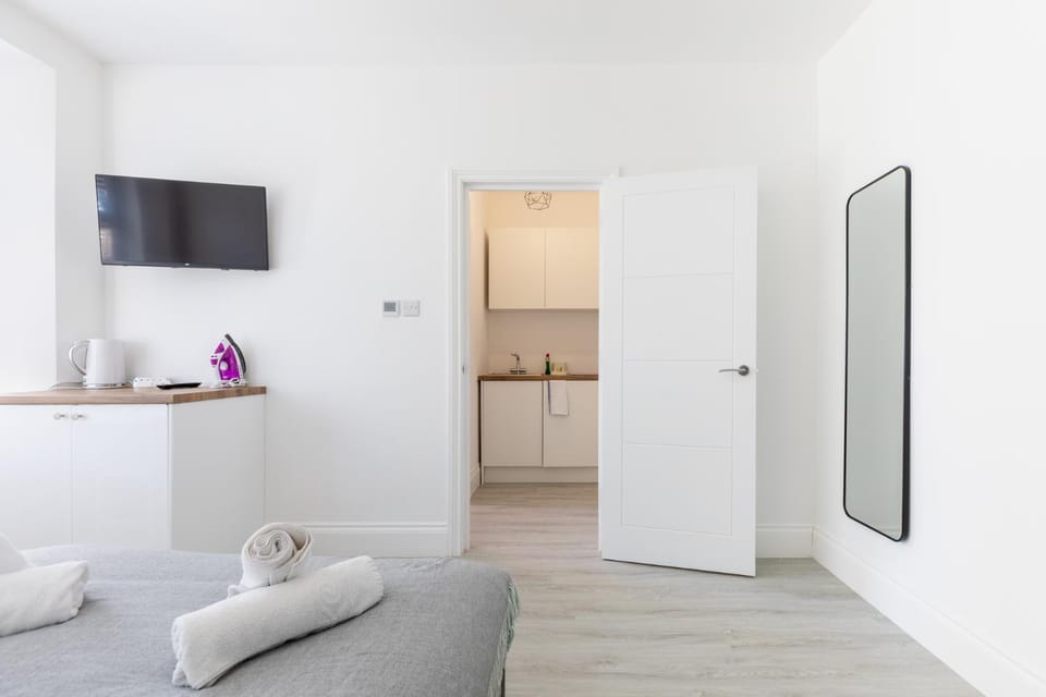 Light Filled First Floor Studio with Bay Window Apartment in London Borough of Southwark