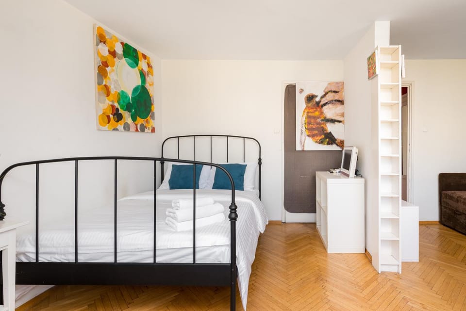 Bed, Living room, Photo of the whole room, Seating area, Bedroom