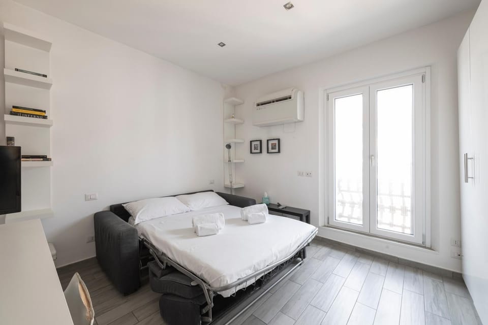 Bed, Living room, Photo of the whole room, air conditioner