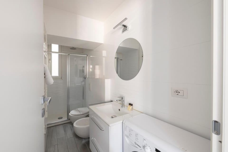 Shower, Toilet, Bathroom, bidet, towels