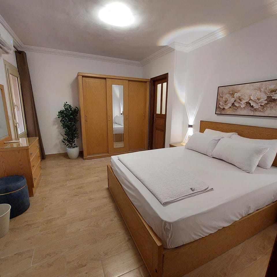 Photo of the whole room, Bedroom