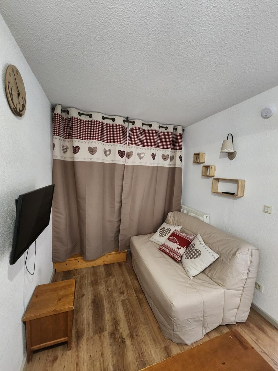 studio avec parking, piscine, proche télécabine Cabin in Cauterets