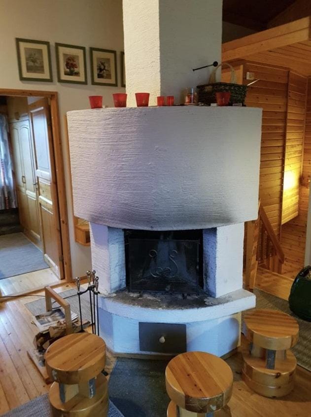 Seating area, fireplace