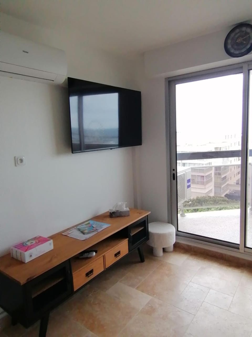 TV and multimedia, Photo of the whole room, air conditioner