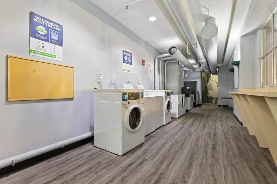 New 6BR Two Unit- Perfect for Large Groups Apartment in Indianapolis