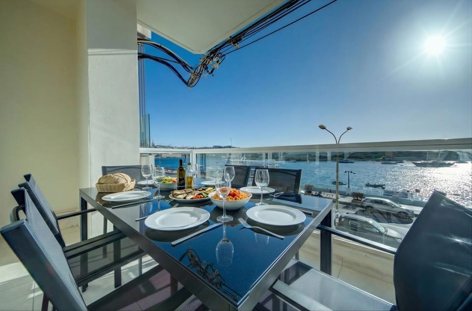 Patio, Day, Natural landscape, Activities, View (from property/room), Balcony/Terrace, Food and drinks, Dining area, Food, Lake view, River view, Sea view, Drinks
