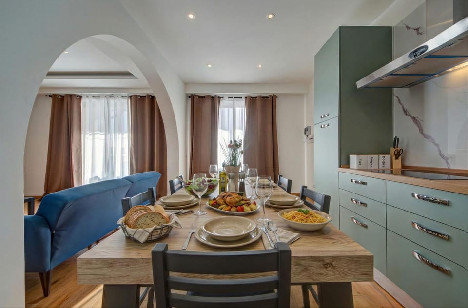 Kitchen or kitchenette, Living room, Food and drinks, Seating area, Dining area, Food