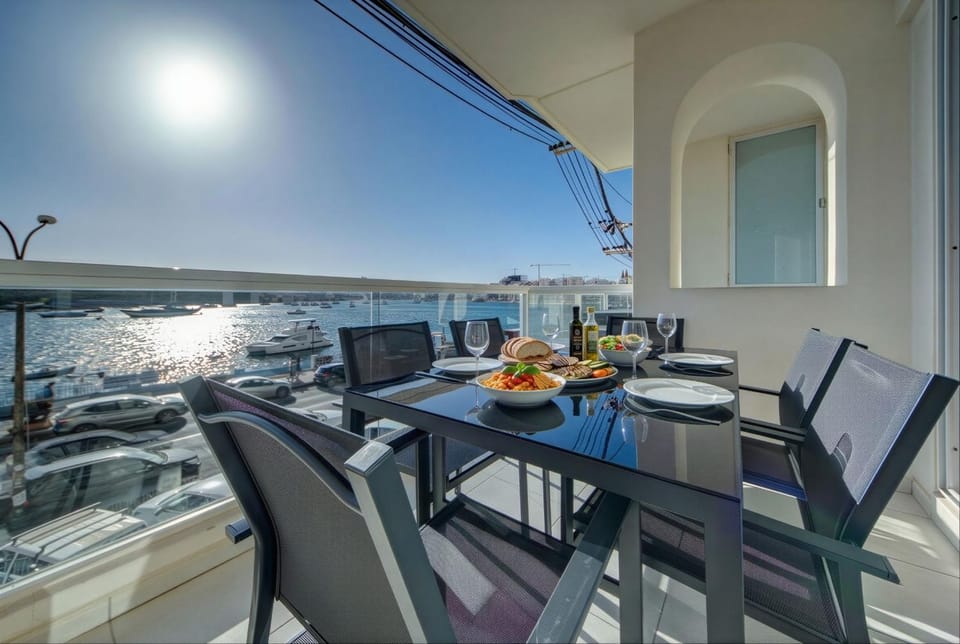 Patio, Day, Natural landscape, Activities, View (from property/room), Balcony/Terrace, Living room, Food and drinks, Seating area, Dining area, Food, Lake view, River view, Sea view, Drinks