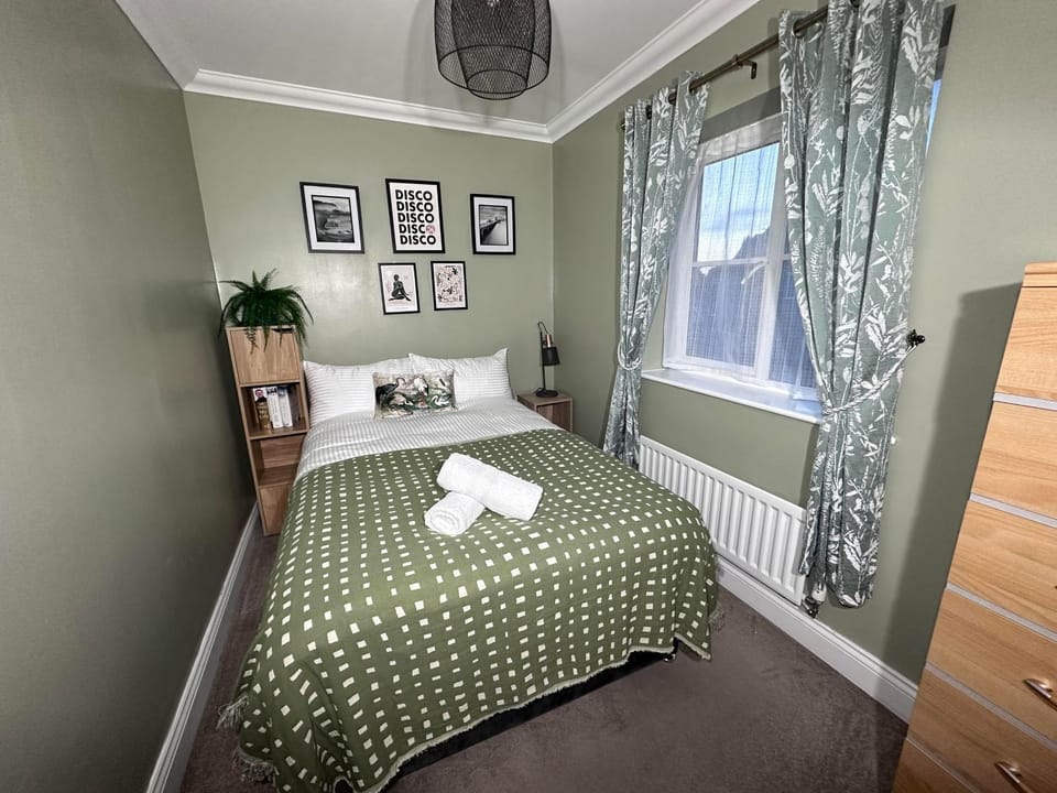 Pixie Breaks - Sleeps 8 - Free Parking House in Ipswich