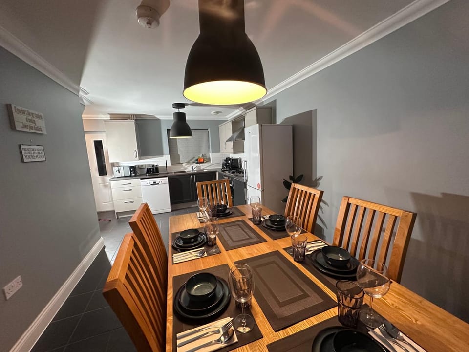 Pixie Breaks - Sleeps 8 - Free Parking House in Ipswich