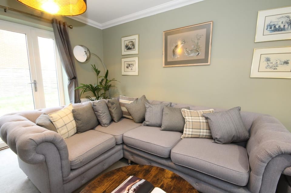 Pixie Breaks - Sleeps 8 - Free Parking House in Ipswich