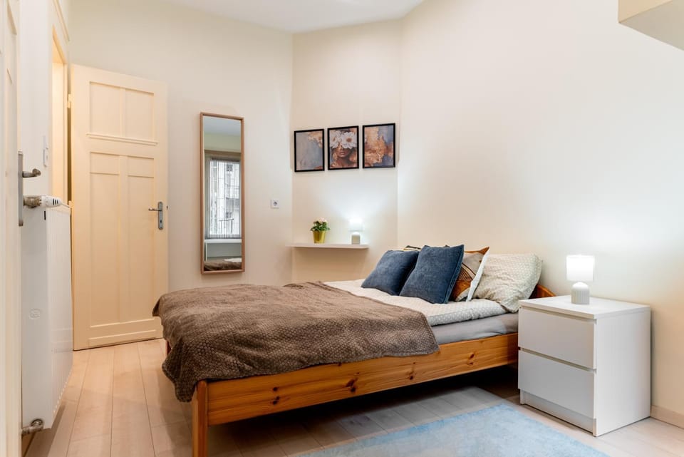 Bed, Seating area