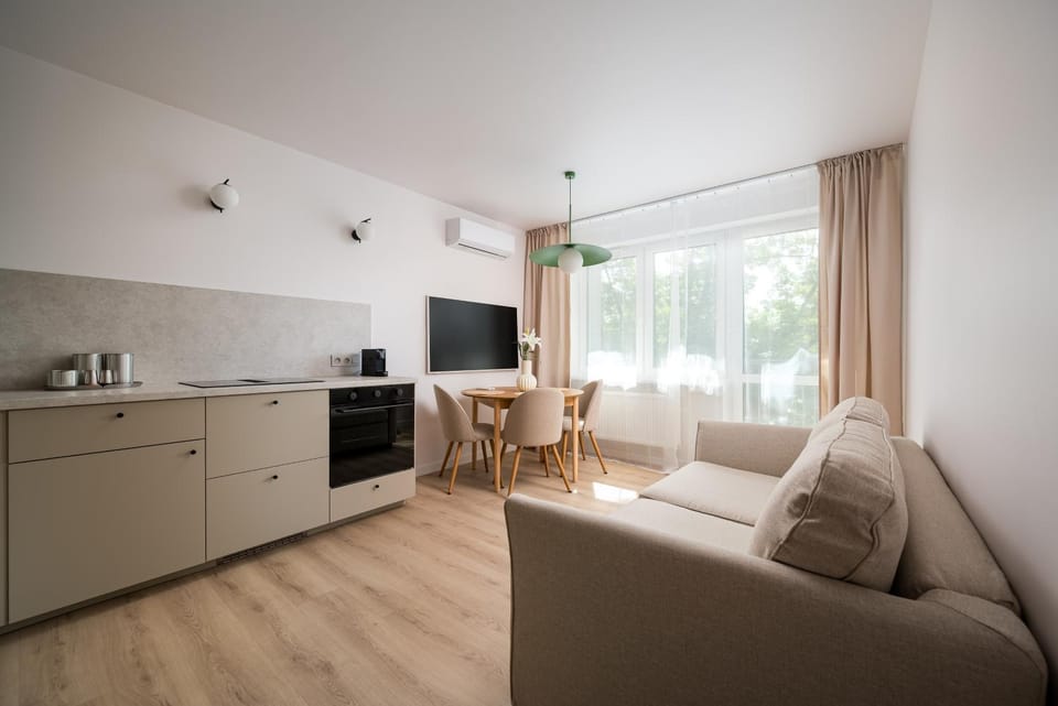 TV and multimedia, Kitchen or kitchenette, Living room, Seating area, Dining area