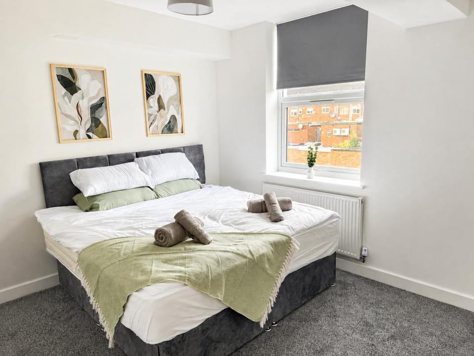 The Oakley, Stylish 2BR with Parking, 5 Guests, Near NEC and Birmingham Airport Apartment in Coventry