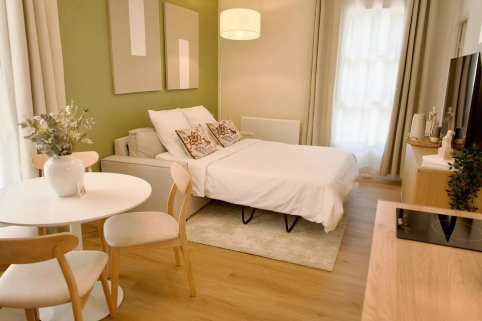 Bed, TV and multimedia, Living room, Seating area