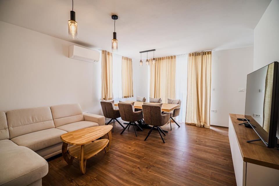 TV and multimedia, Living room, Seating area, Dining area