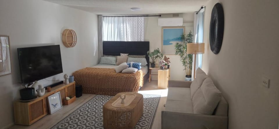 Communal lounge/ TV room, TV and multimedia, Living room, Lounge or bar, Seating area, Evening entertainment