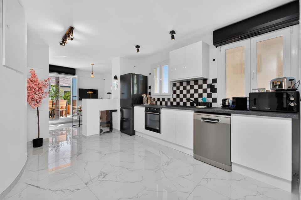 Coffee/tea facilities, Kitchen or kitchenette, dishwasher, oven, stove, toaster