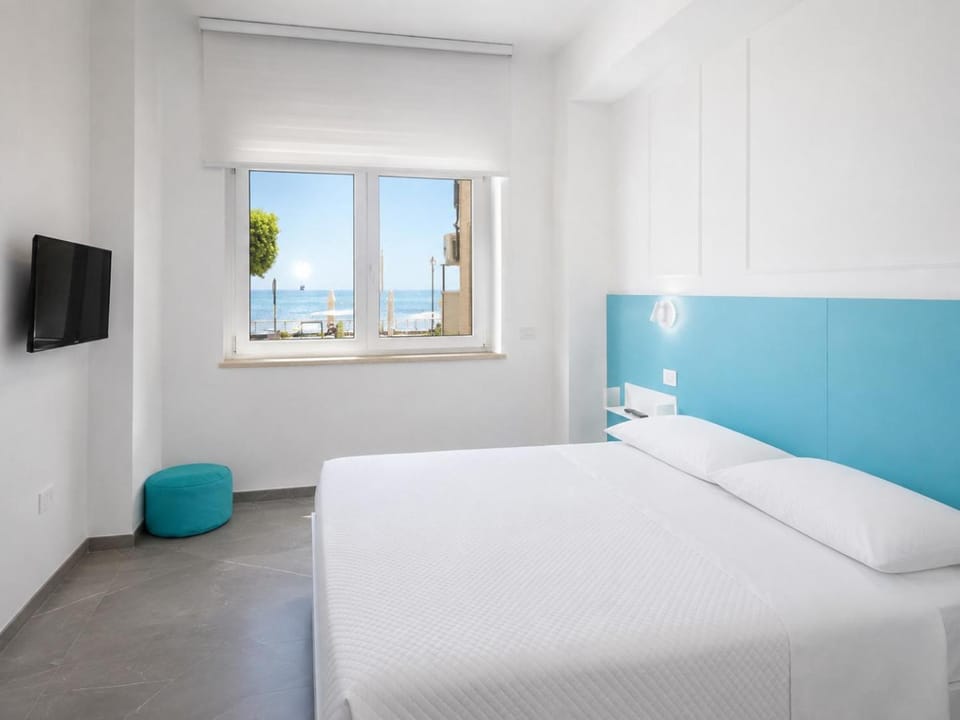 Bed, TV and multimedia, Bedroom
