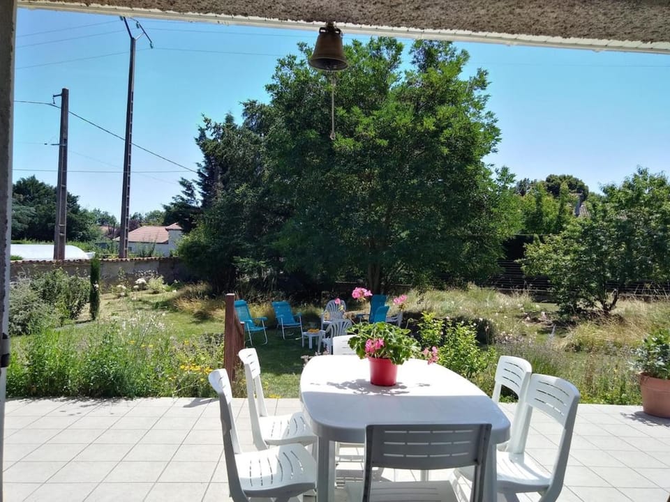 le champ du merle, maison indépendante, jardin clos, tennis House in Auvergne-Rhône-Alpes