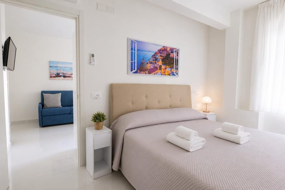 Bed, TV and multimedia, Photo of the whole room, Bedroom, towels