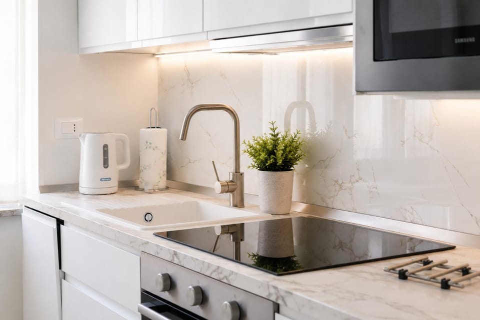 Coffee/tea facilities, Kitchen or kitchenette, dishwasher, stove