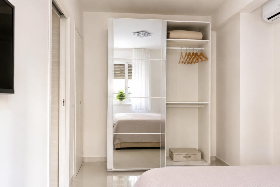 Bed, TV and multimedia, Photo of the whole room, Bedroom, towels, wardrobe, air conditioner