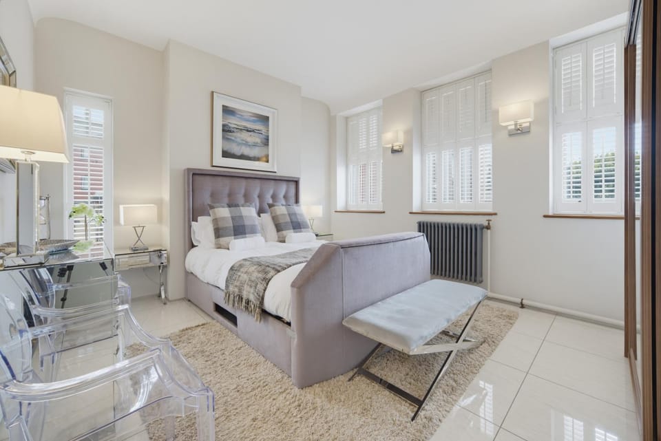 Bed, TV and multimedia, Bedroom