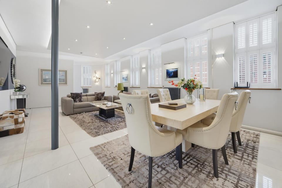 TV and multimedia, Seating area, Dining area