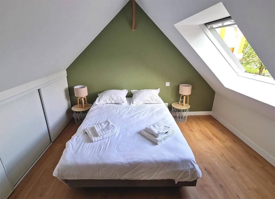 Photo of the whole room, Bedroom
