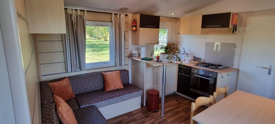 Property building, Kitchen or kitchenette, Living room