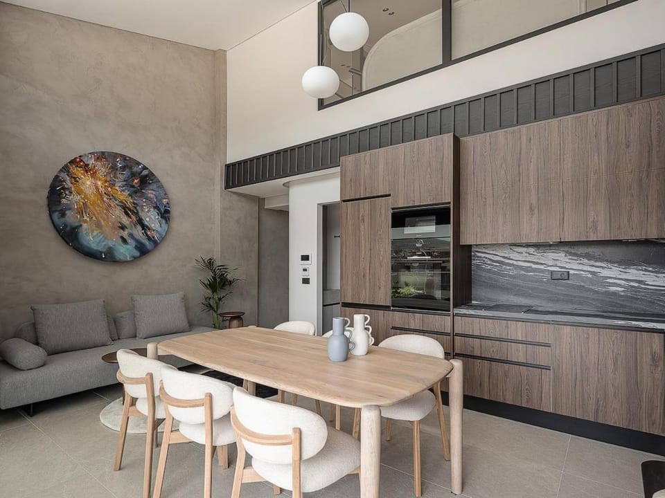 Kitchen or kitchenette, Living room, Seating area, Dining area, oven